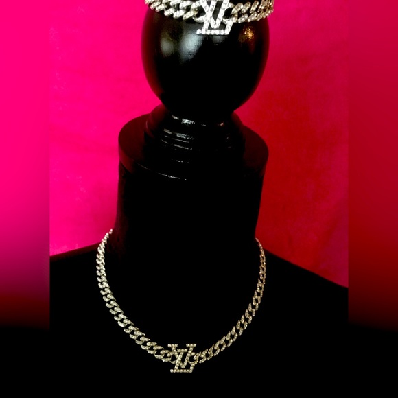 THIS BEAUTIFUL CUSTOM LV CHOCKER AND BRACELET SET IS SO 🔥🔥🔥 - Picture 3 of 3